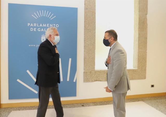 O presidente do Parlamento recibe ao novo cónsul xeral do Uruguai en Galicia